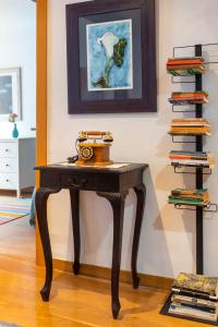a table with a clock on it in a room at Apartamento junto al Ayuntamiento - by wehomes in Santander