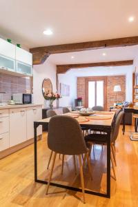 a kitchen and dining room with a table and chairs at Apartamento junto al Ayuntamiento - by wehomes in Santander