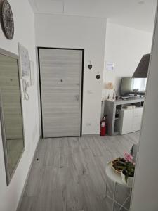 a room with a door and a table in a room at La Casa di Nonna Mari in Moneglia