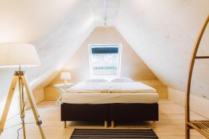ein Schlafzimmer mit einem Bett im Dachgeschoss in der Unterkunft Haus am Schilf in Wieck