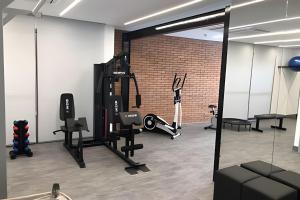 a gym with several tread machines and a brick wall at Studio 810 | Completo e Novo | SP Expo e Congonhas in São Paulo