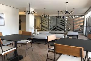 a dining room with black tables and chairs at Studio 810 | Completo e Novo | SP Expo e Congonhas in São Paulo