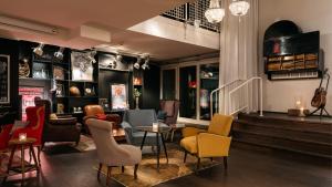 a room with a bunch of chairs and tables at Ruby Sofie Hotel Vienna by IHG in Vienna