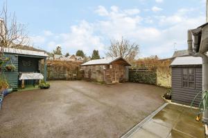 a large driveway with a building and a garage at Dunella Traditional Cottage in Callander
