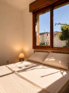 a bed in a room with a window at Villa Serena, próx do Aeroporto in Porto Alegre +26 photos