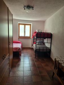 a room with two bunk beds and a window at Chalet Silence - Grand Haury in Auri Grande