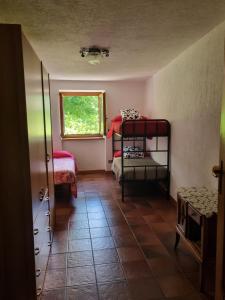 a room with two bunk beds and a window at Chalet Silence - Grand Haury in Auri Grande