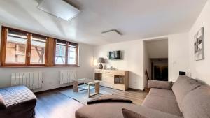 a living room with a couch and a table at Le Zen in Eguisheim