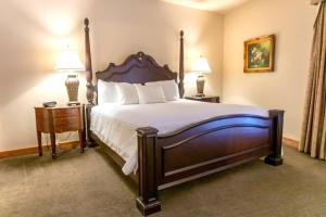 a bedroom with a large bed and two lamps at Villa 1041 - 3 Bed 3 Bath Full Kitchen villa in Midway