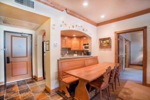 a kitchen and dining room with a wooden table and chairs at Villa 1041 - 3 Bed 3 Bath Full Kitchen villa in Midway