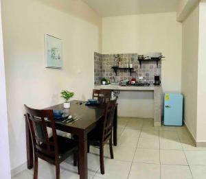 a dining room with a table and chairs and a kitchen at Estudio #4 a 5 min del malecon in La Paz