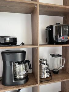 a coffee maker and a blender on a shelf at Torre Ginebra luxury laureles in Medellín