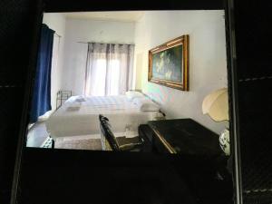 ein Schlafzimmer mit einem Bett und einem Fenster in der Unterkunft Blu in Pisa