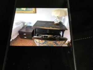 ein Zimmer mit einem Tisch, auf dem eine Lampe steht in der Unterkunft Blu in Pisa