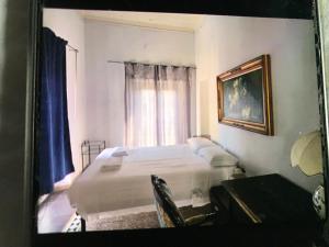 ein Schlafzimmer mit einem Bett und einem Fenster in der Unterkunft Blu in Pisa