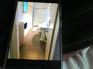Blick auf ein Badezimmer mit Waschbecken und Spiegel in der Unterkunft Blu in Pisa