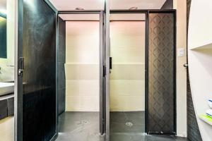 two glass doors in a shower in a bathroom at Hotel Arizona in Mexico City