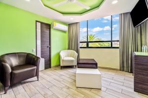 a waiting room with a chair and a table at Hotel Arizona in Mexico City