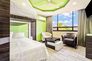 a hotel room with a bed and a chair at Hotel Arizona in Mexico City