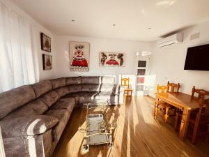 a living room with a couch and a table at La Villa Toledana in Cabañas de la Sagra