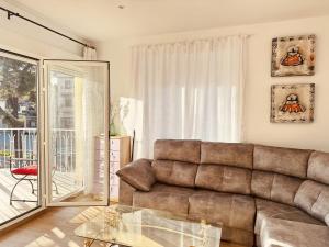 a living room with a couch and a glass table at La Villa Toledana in Cabañas de la Sagra