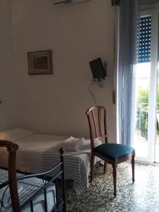 ein Schlafzimmer mit einem Bett, einem Stuhl und einem Fenster in der Unterkunft Mavipagi 2 in Verona