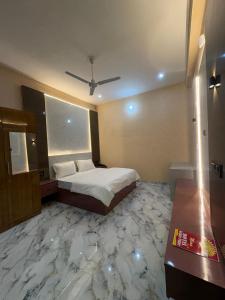 a bedroom with a bed with a marble floor at Hotel Keshav Palace in Mahwah