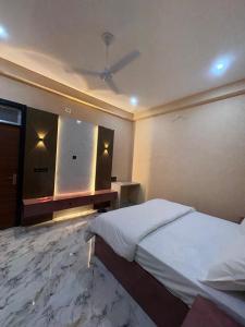 a bedroom with a bed and a large mirror at Hotel Keshav Palace in Mahwah