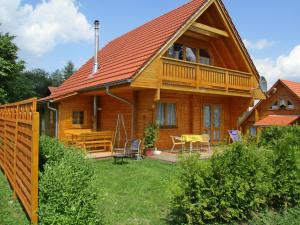 a wooden house with a deck and a table at "kleines jagdhaus"- Hüttenurlaub in Bayern in Philippsreut