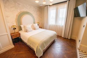 a bedroom with a bed and a large window at The Carre Arms Hotel & Restaurant in Sleaford