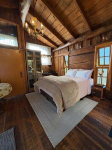 a bedroom with a bed in a wooden cabin at Chalé Do Lago in Garibaldi