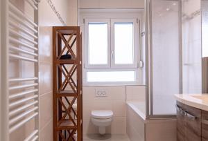 a bathroom with a toilet and a window at Casa Materi Schweinfurt in Schweinfurt +3 photos
