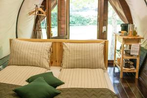 a room with two beds in a tent at Várlak Glamping in Sub Cetate