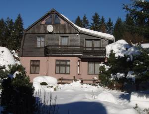 una casa con nieve delante en Ubytování v soukromí Rázlovi, en Harrachov