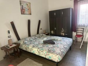 a bedroom with a bed and a cabinet and a table at SA DOA in Baratili San Pietro