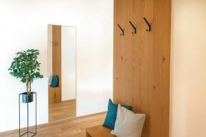 a living room with a bench and a mirror at GLETSCHERBLICKSTUBE - Terrace & Mountain View in Fügen