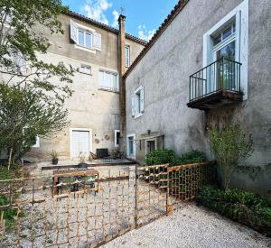a building with a fence in front of it at Escapade Lotoise in Cahors