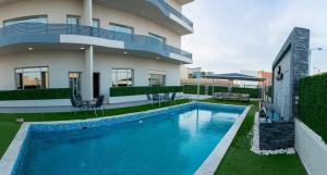 ein Haus mit einem Swimmingpool davor in der Unterkunft Luxury A2 Chalet COMO in Al Khīrān