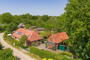 an overhead view of a house with a driveway and trees at Lütt Kate Hemmelmark in Louisenberg