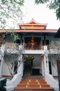 ein Gebäude mit einer Treppe davor in der Unterkunft i Lanna House in Chiang Mai