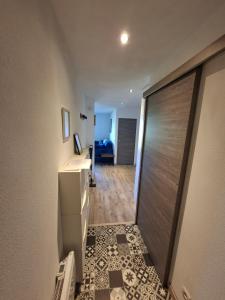 a hallway with a door leading to a bedroom at Entre lac et montagne in Les Angles