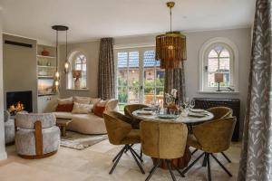 a living room with a table and chairs and a couch at Die Perle von Wenningstedt in Braderup