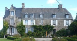 a large brick building with a gray roof at Château des Boulais Suite in Saint-Martin-le-Bouillant +8 photos
