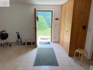 a hallway with a door to a room with a rug at Ferienhaus Kleinod in Bad Aussee