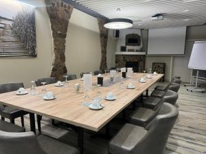 a large conference room with a large table and chairs at Hotel am Untersee in Bantikow +78 photos