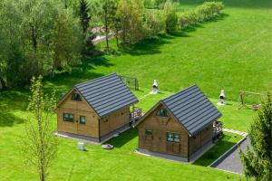 an overhead view of a house with a gambrel roof at Domki Skitnica in Mirsk