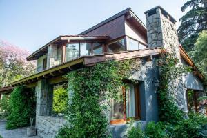 a house with ivy on the side of it at Un Espacio de Buscadores in Ingeniero Maschwitz