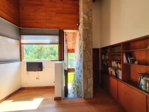 a room with a window and a book shelf at Un Espacio de Buscadores in Ingeniero Maschwitz