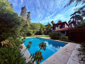 a swimming pool in the yard of a house at Un Espacio de Buscadores in Ingeniero Maschwitz