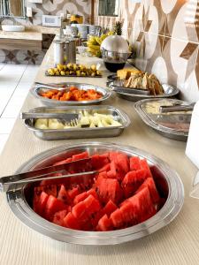 a buffet with many trays of food on a table at Hotel Nacional Arapiraca in Arapiraca